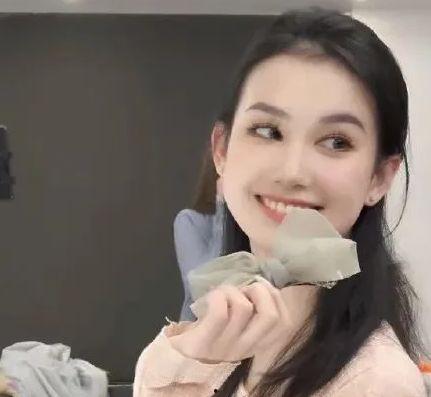 快手网红嫂子郑婷婷吃瓜,吃瓜成瘾，揭秘娱乐圈幕后故事